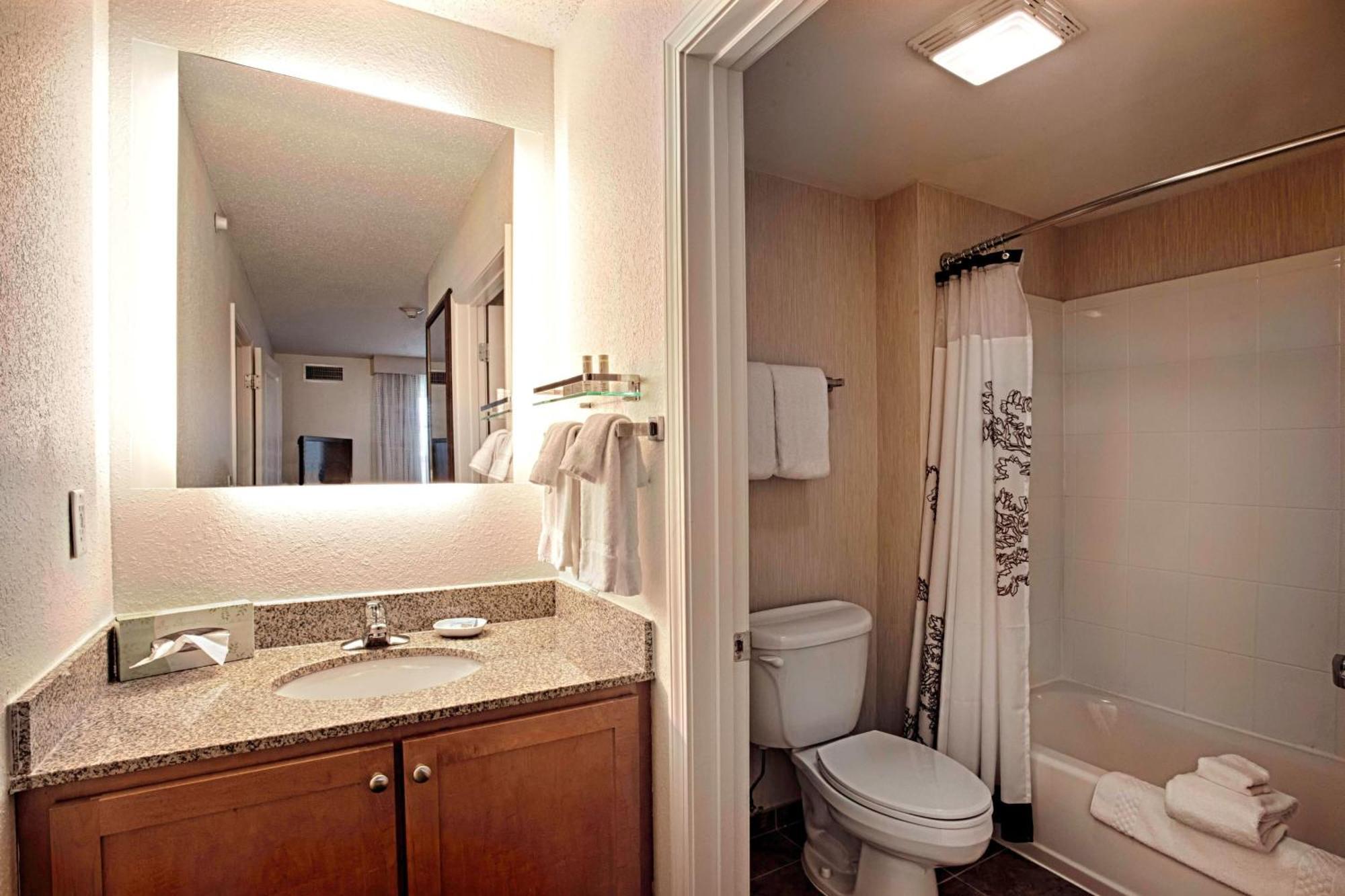 Hotel At Gateway Center 3*